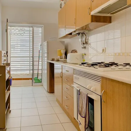 Sleeps 4 With Wifi דירה *